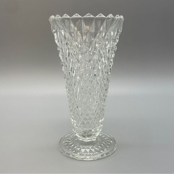 Vintage Indiana Glass Diamond Point Clear 1960’s Vase 8" footed vase - Picture 4 of 13